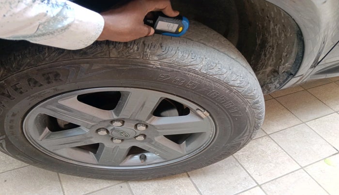 2014 Landrover Freelander 2.0 S, Diesel, Automatic, 1,72,436 km, tyre