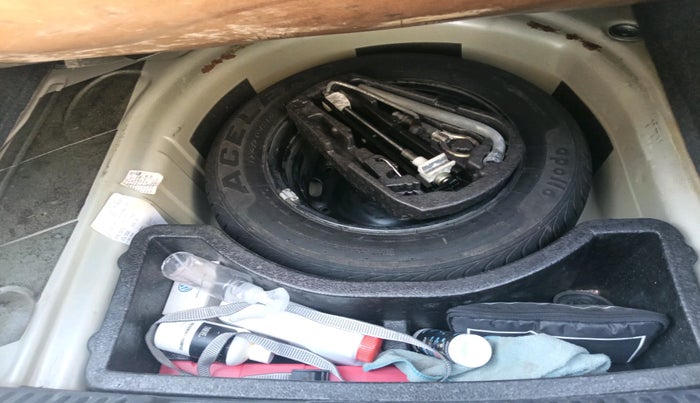 2011 Volkswagen Vento HIGHLINE 1.6 MPI, Petrol, Manual, 1,02,278 km, tyre