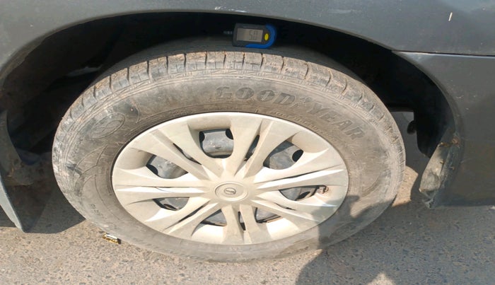 2013 Toyota Innova 2.5 G 8 STR, Diesel, Manual, 74,023 km, tyre