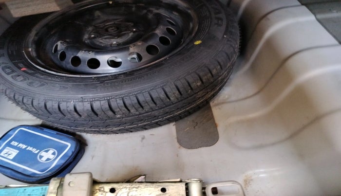 2017 Hyundai Xcent E+, Petrol, Manual, 72,395 km, tyre