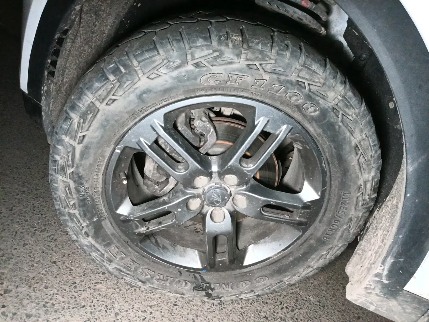 2022 Mahindra XUV700 MX P MT 5 STR, Petrol, Manual, 92,642 km, tyre