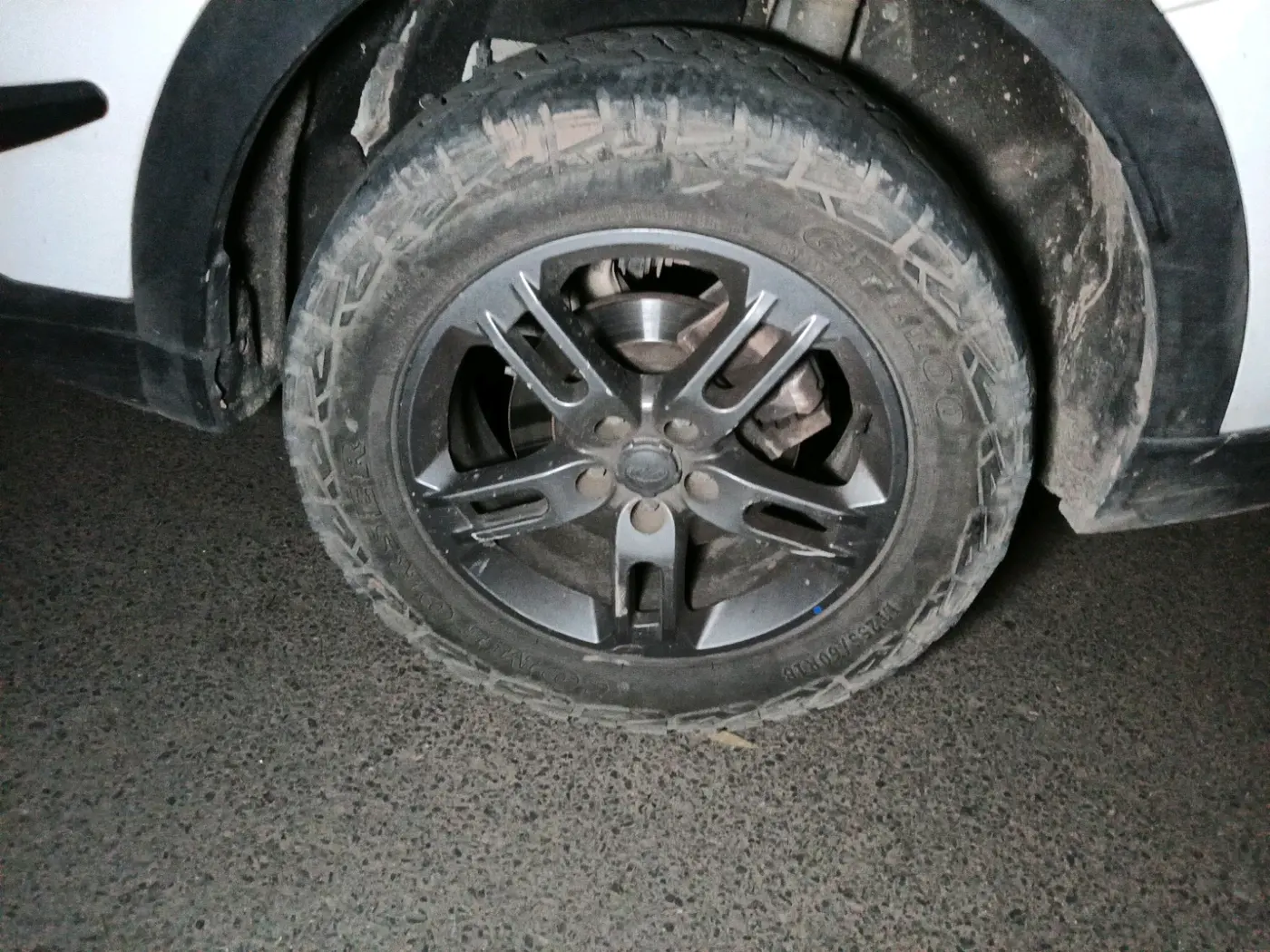 2022 Mahindra XUV700 MX P MT 5 STR, Petrol, Manual, 92,642 km, tyre