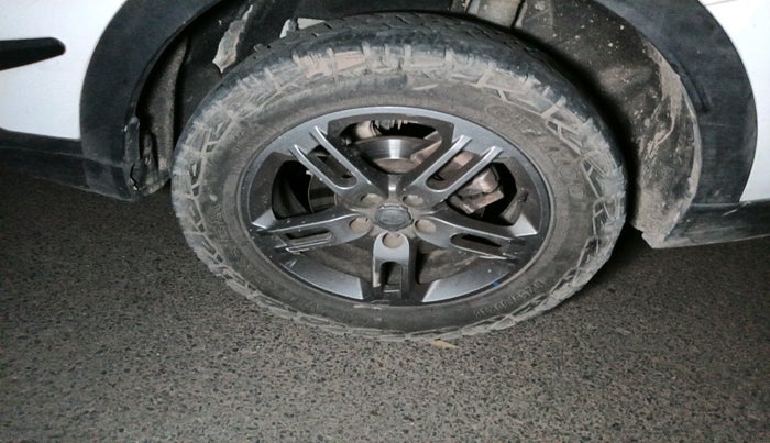 2022 Mahindra XUV700 MX P MT 5 STR, Petrol, Manual, 92,642 km, tyre