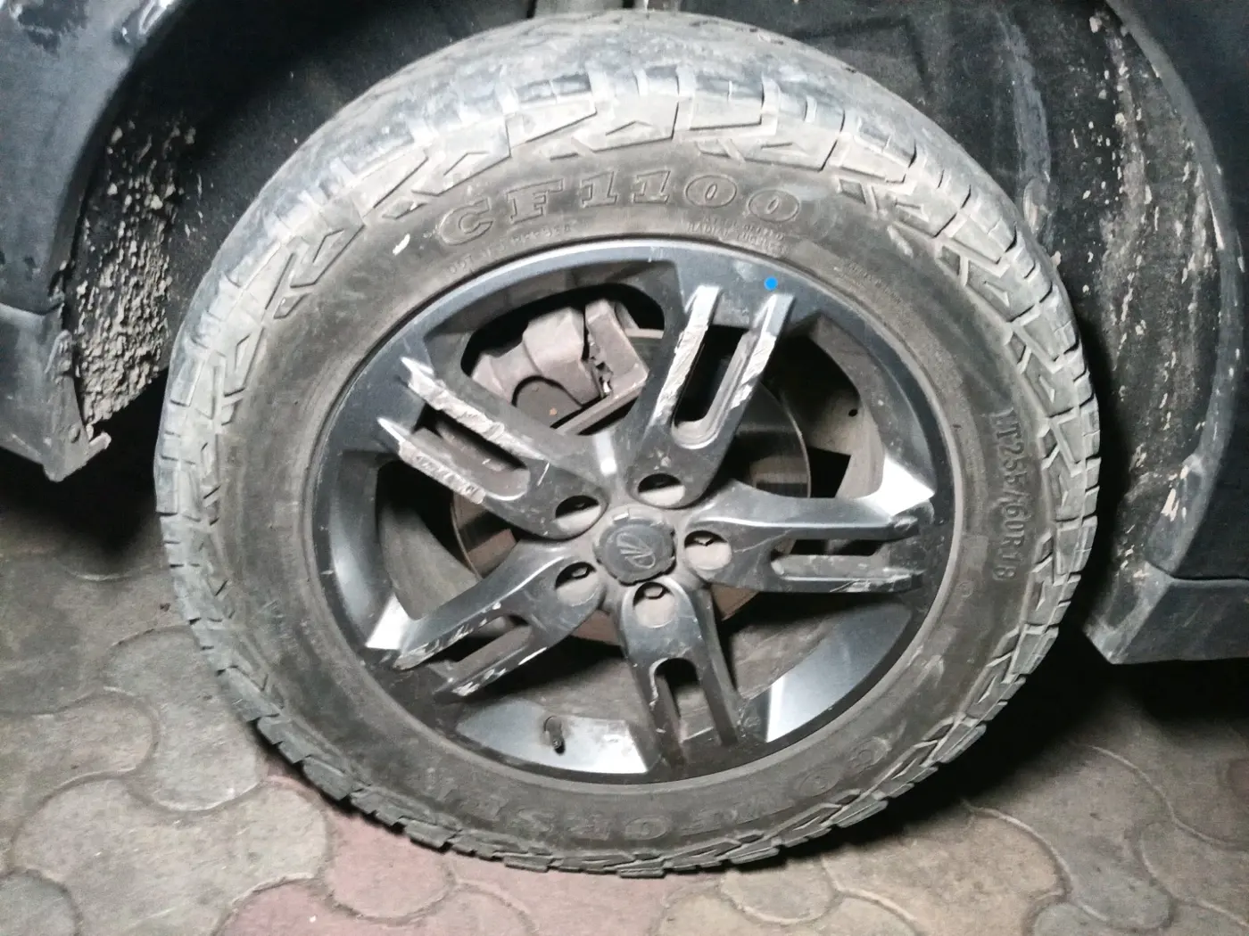 2022 Mahindra XUV700 MX P MT 5 STR, Petrol, Manual, 92,642 km, tyre
