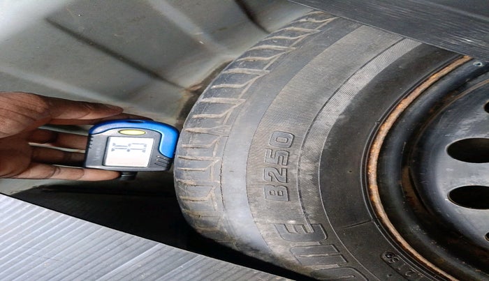 2011 Toyota Etios G, Petrol, Manual, 1,28,679 km, tyre