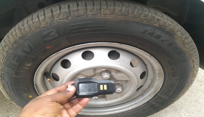 2015 Hyundai Eon ERA +, CNG, Manual, 1,08,441 km, tyre