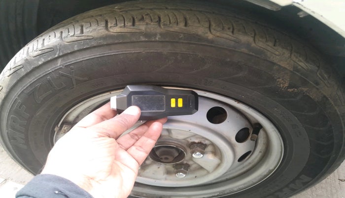 2015 Hyundai Eon ERA +, CNG, Manual, 1,08,441 km, tyre