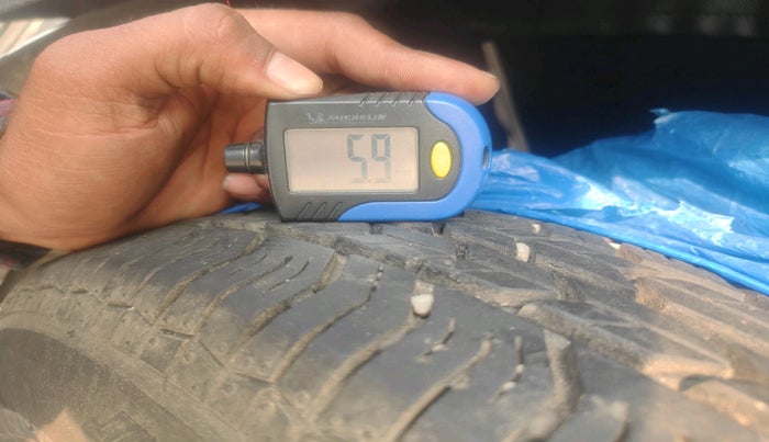 2017 Maruti Swift LXI (O), CNG, Manual, 1,03,631 km, tyre