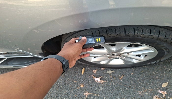 2017 Toyota Innova Crysta 2.4 GX 8 STR, Diesel, Manual, 1,20,603 km, tyre