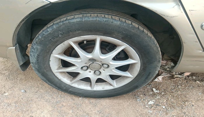 2008 Toyota Corolla H2 E 1.8, Petrol, Manual, 1,69,386 km, tyre