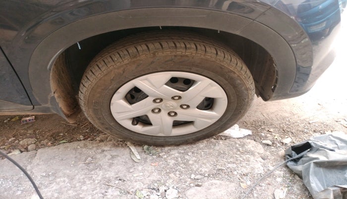 2019 Hyundai VENUE S 1.2, Petrol, Manual, 64,397 km, tyre