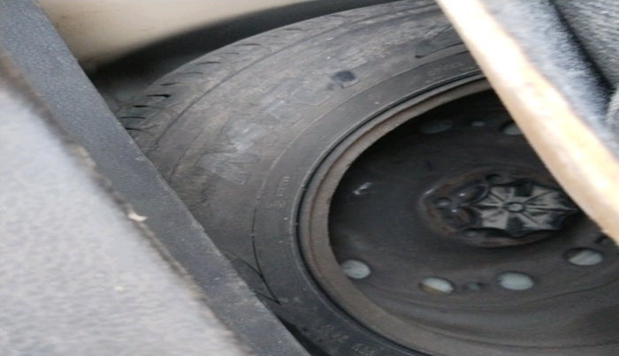 2017 Volkswagen Polo COMFORTLINE 1.2L, Petrol, Manual, 72,591 km, tyre