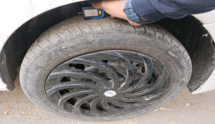 2017 Volkswagen Polo COMFORTLINE 1.2L, Petrol, Manual, 72,591 km, tyre