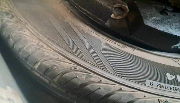 2015 Volkswagen Polo HIGHLINE1.5L, Diesel, Manual, 1,03,616 km, tyre