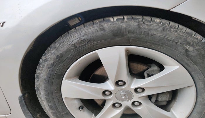 2013 Hyundai New Elantra 1.8 SX MT VTVT, Petrol, Manual, 1,01,460 km, tyre