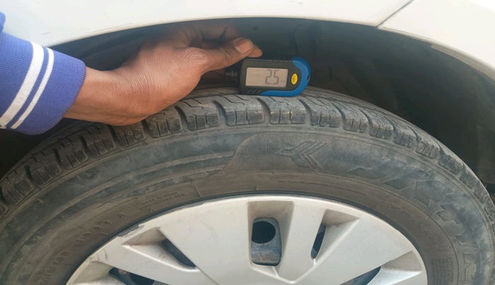 2013 Maruti Swift VXI, Petrol, Manual, 70,727 km, tyre