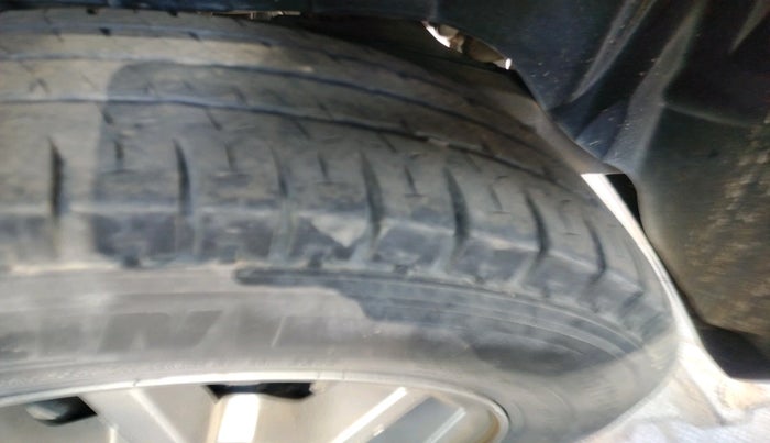 2017 Mahindra TUV300 T10 DUAL TONE, Diesel, Manual, 1,91,259 km, tyre