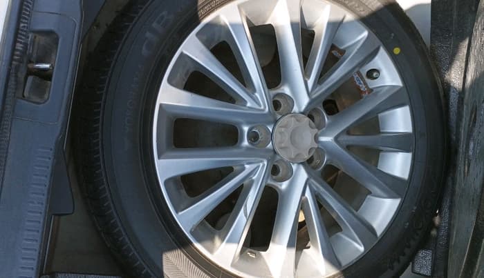 2015 Toyota Camry HYBRID, Hybrid, Automatic, 1,22,213 km, tyre
