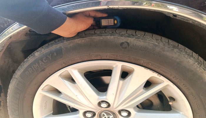 2017 Toyota Innova Crysta 2.4 ZX 7 STR, Diesel, Manual, 85,000 km, tyre