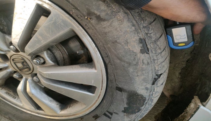 2011 Honda Accord 2.4L I-VTEC AT, CNG, Automatic, 1,31,302 km, tyre