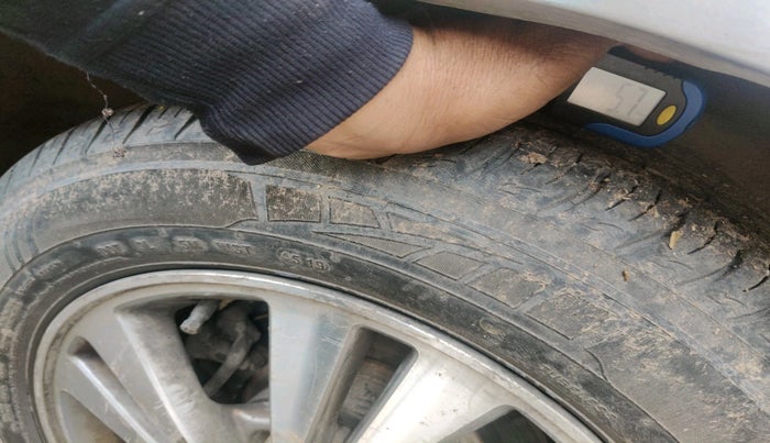 2011 Honda Accord 2.4L I-VTEC AT, CNG, Automatic, 1,31,302 km, tyre