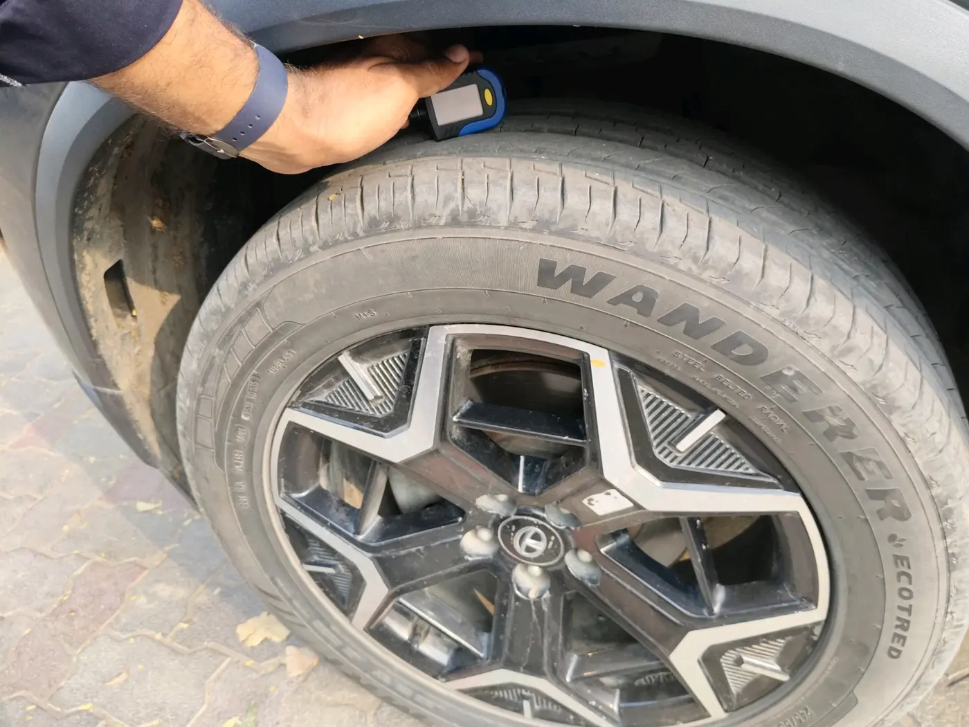 2023 Tata Safari ACCOMPLISHED PLUS DUAL TONE AT, Diesel, Automatic, 1,40,983 km, tyre