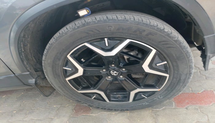 2023 Tata Safari ACCOMPLISHED PLUS DUAL TONE AT, Diesel, Automatic, 1,40,983 km, tyre