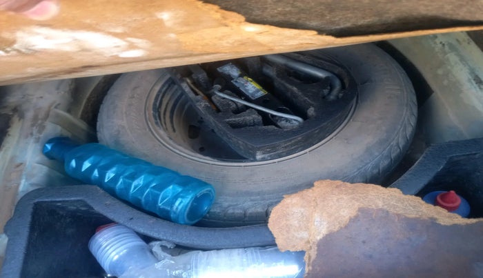 2012 Volkswagen Vento HIGHLINE 1.6 MPI, Petrol, Manual, 1,43,252 km, tyre