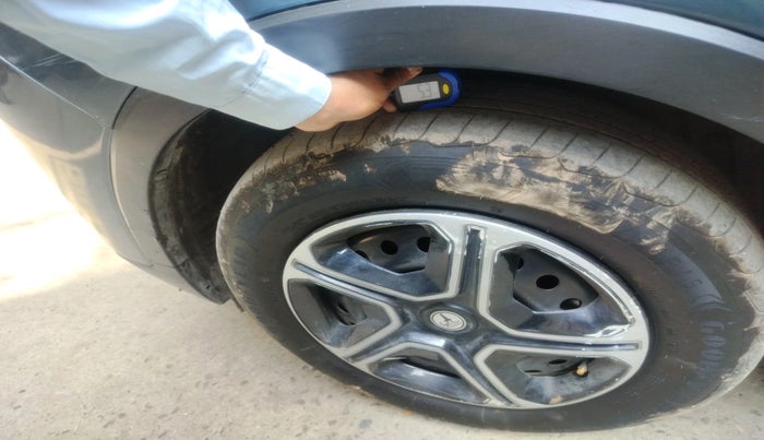 2020 Mahindra XUV300 W6 1.2 PETROL, Petrol, Manual, 1,05,064 km, tyre