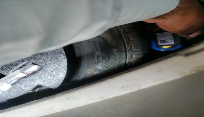 2020 Mahindra XUV300 W6 1.2 PETROL, Petrol, Manual, 1,05,064 km, tyre