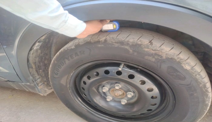 2020 Mahindra XUV300 W6 1.2 PETROL, Petrol, Manual, 1,05,064 km, tyre