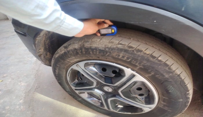 2020 Mahindra XUV300 W6 1.2 PETROL, Petrol, Manual, 1,05,064 km, tyre