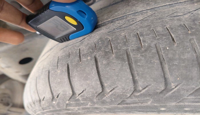 2016 Toyota Innova Crysta 2.8 ZX AT 7 STR, Diesel, Automatic, 2,06,445 km, tyre