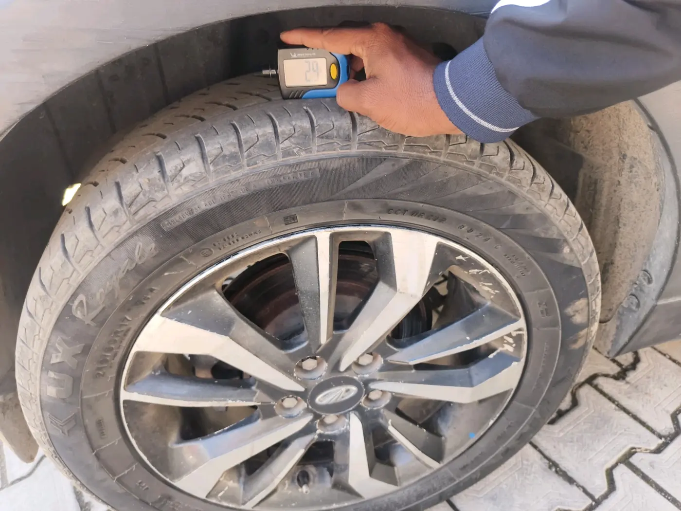 2019 Mahindra XUV300 W8 (O) 1.5 DIESEL, Diesel, Manual, 1,17,708 km, tyre