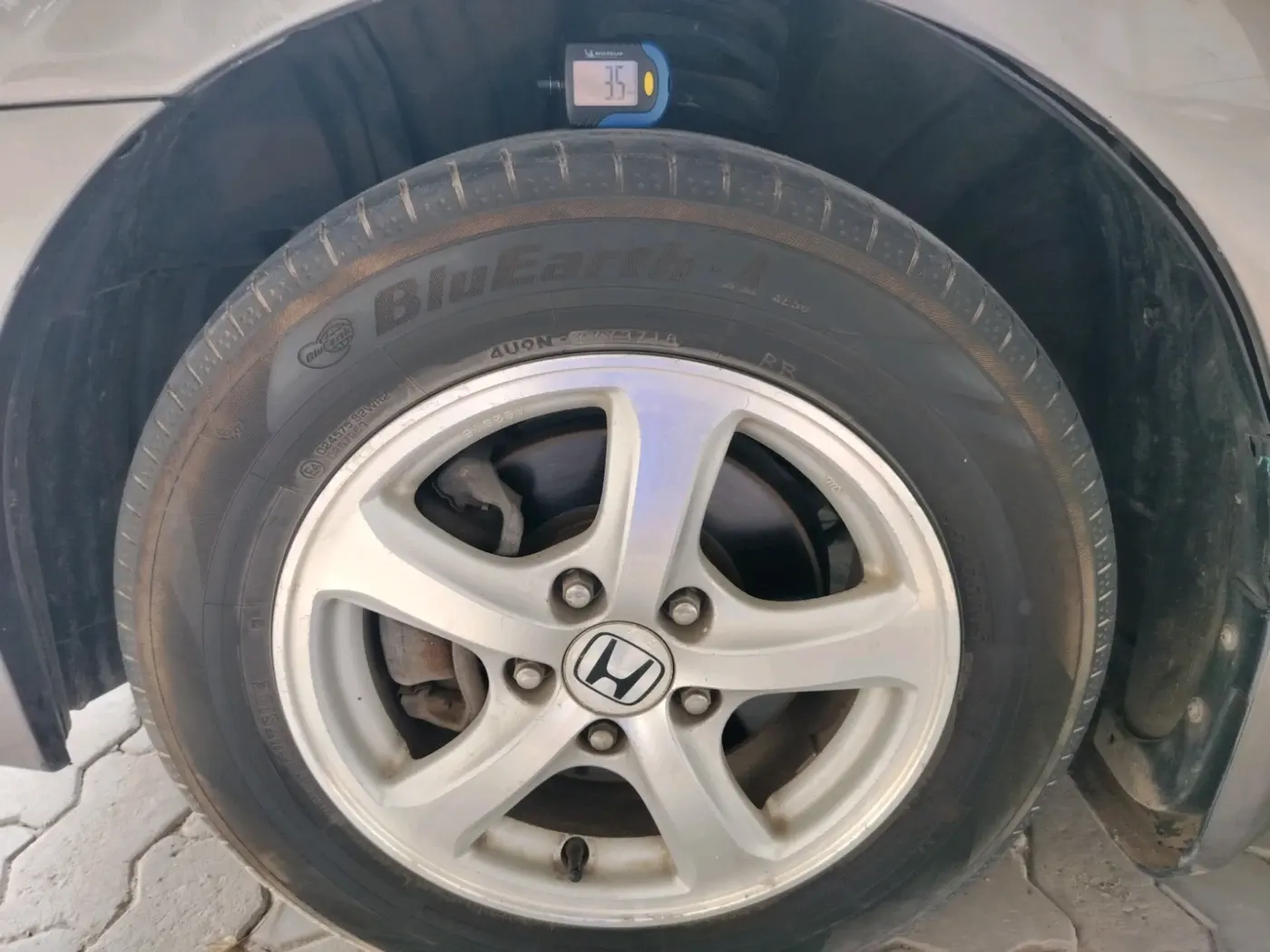2011 Honda Civic 1.8L I-VTEC V MT SUNROOF, Petrol, Manual, 1,42,244 km, tyre