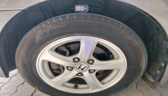 2011 Honda Civic 1.8L I-VTEC V MT SUNROOF, Petrol, Manual, 1,42,244 km, tyre