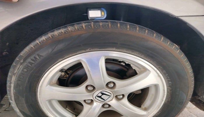 2011 Honda Civic 1.8L I-VTEC V MT SUNROOF, Petrol, Manual, 1,42,244 km, tyre