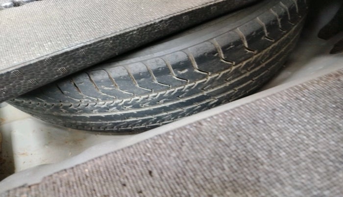 2011 Honda Civic 1.8L I-VTEC V MT SUNROOF, Petrol, Manual, 1,42,244 km, tyre