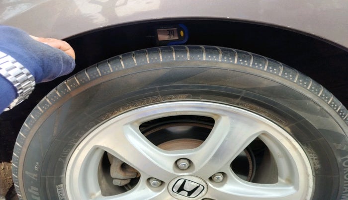 2011 Honda Civic 1.8L I-VTEC V MT SUNROOF, Petrol, Manual, 1,42,244 km, tyre