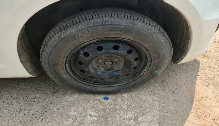 2017 Maruti Swift VXI, Petrol, Manual, 38,011 km, tyre