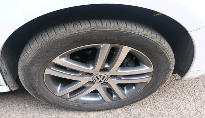 2014 Volkswagen Jetta HIGHLINE TDI AT, Diesel, Automatic, 1,22,700 km, tyre