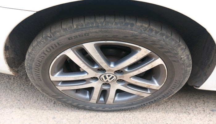 2014 Volkswagen Jetta HIGHLINE TDI AT, Diesel, Automatic, 1,22,700 km, tyre