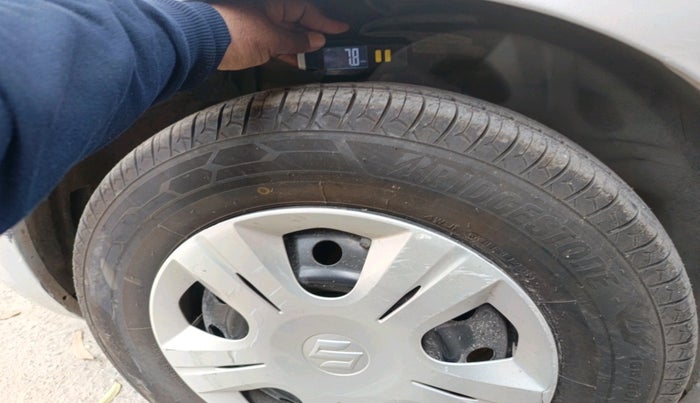 2015 Maruti Swift VXI, Petrol, Manual, 1,18,897 km, tyre