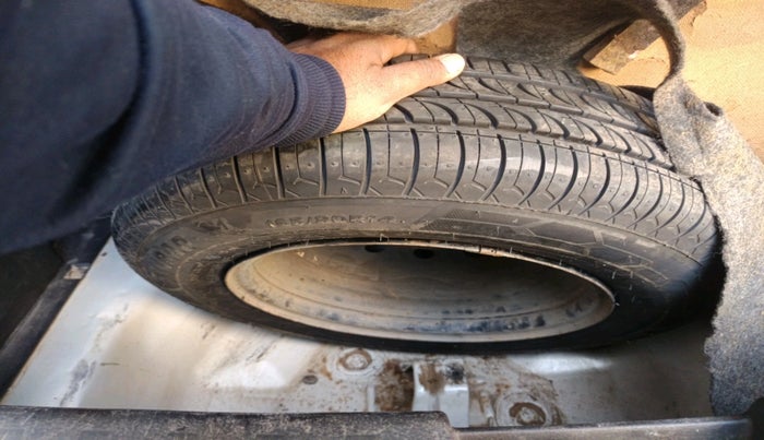 2015 Maruti Swift VXI, Petrol, Manual, 1,18,897 km, tyre