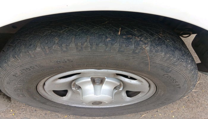 2013 Tata Safari 4X2 LX DICOR, Diesel, Manual, 1,37,687 km, tyre