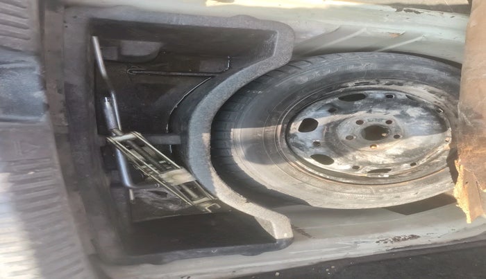 2013 Volkswagen Vento TRENDLINE 1.6, Petrol, Manual, 93,879 km, tyre