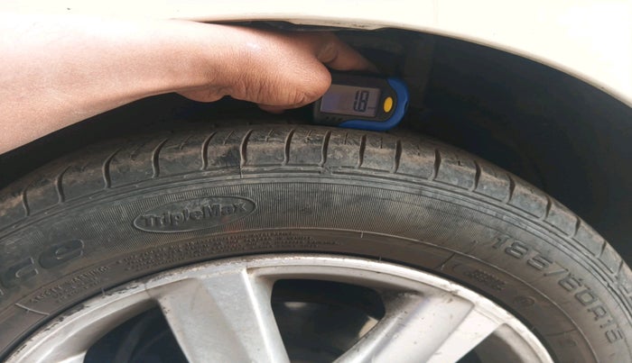 2011 Volkswagen Vento HIGHLINE 1.6 MPI, Petrol, Manual, 1,20,893 km, tyre