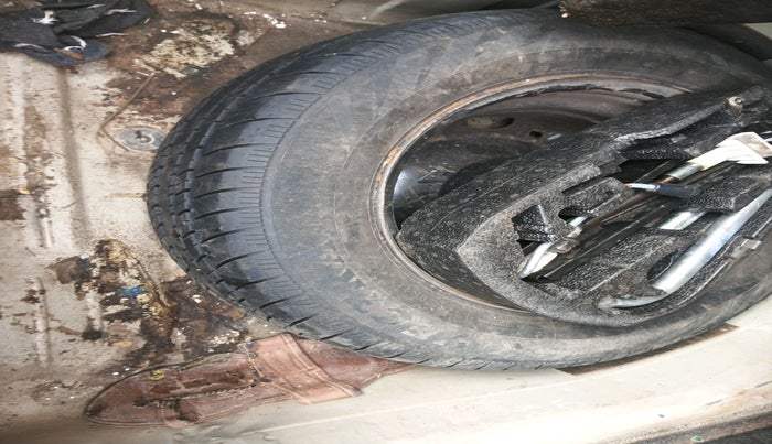 2011 Volkswagen Vento HIGHLINE 1.6 MPI, Petrol, Manual, 1,20,893 km, tyre