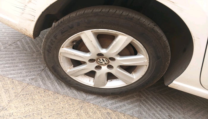 2011 Volkswagen Vento HIGHLINE 1.6 MPI, Petrol, Manual, 1,20,893 km, tyre