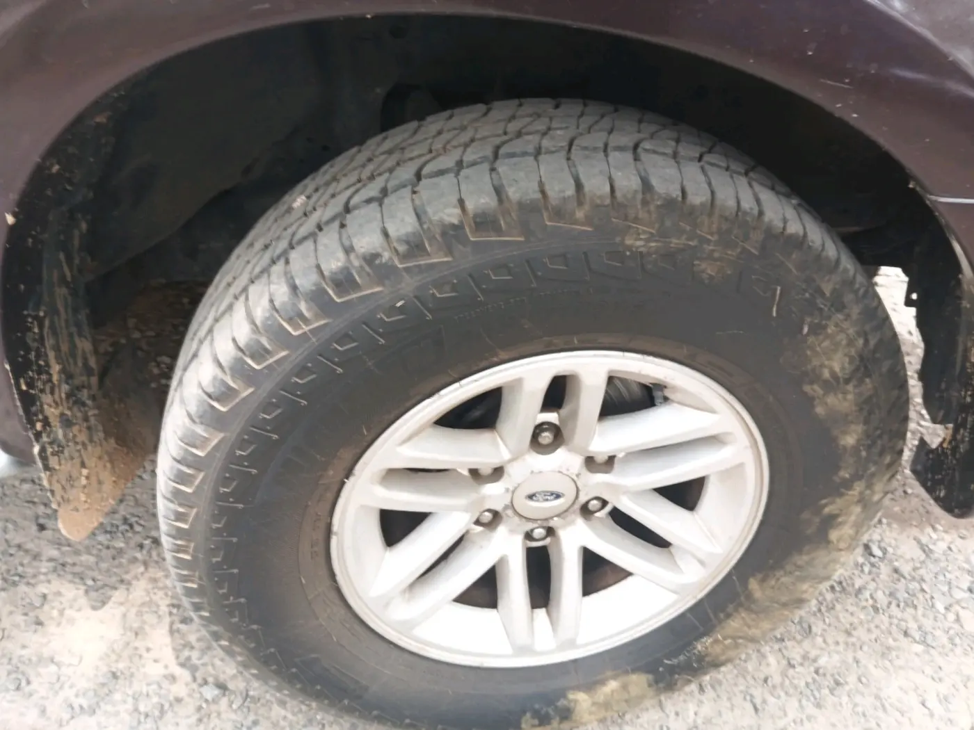 2011 Ford Endeavour 2.5L 4X2 AT, Diesel, Automatic, 1,21,254 km, tyre